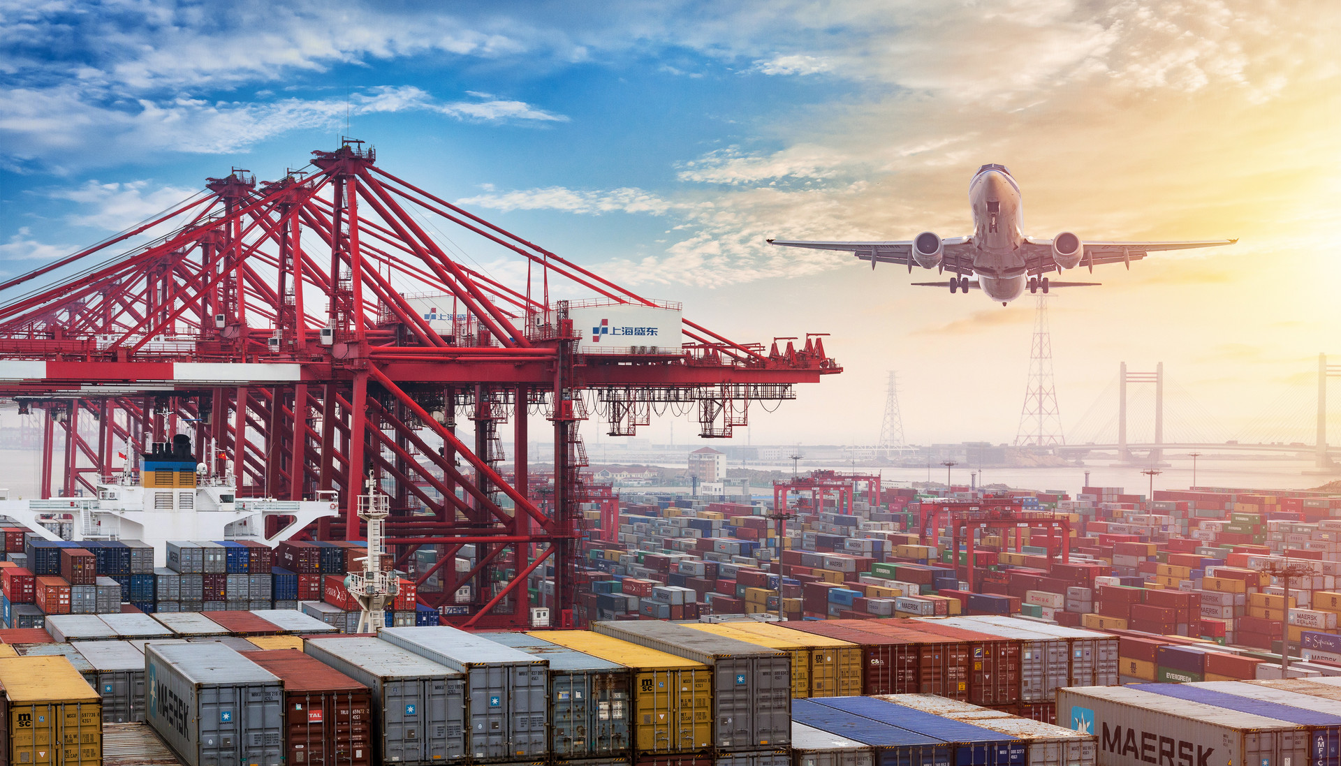 摄图网_500706671_banner_船舶港口与空中飞机图片（非企业商用）